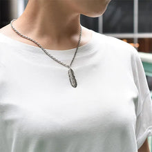 將圖片載入圖庫檢視器 Feather Left Facing Pendant, Medium
