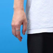 將圖片載入圖庫檢視器 Zirconia Sun Symbol Hammered Ring