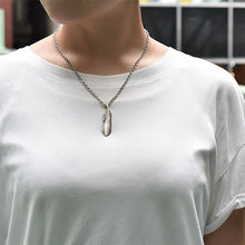 將圖片載入圖庫檢視器 Feather Right Facing Pendant, Medium