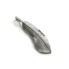 將圖片載入圖庫檢視器 Covert Feather Right Facing Pendant, Large
