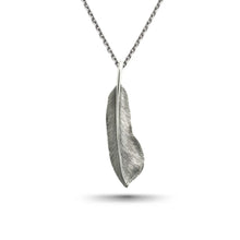 將圖片載入圖庫檢視器 Covert Feather Left Facing Pendant, Small