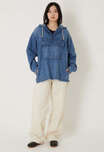 將圖片載入圖庫檢視器 BLUE BLUE WOVEN SELVAGE LIGHT DENIM BIG POCKET PULL PARKA
