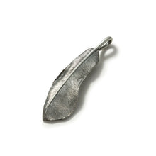 將圖片載入圖庫檢視器 Covert Feather Left Facing Pendant, Large
