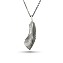 將圖片載入圖庫檢視器 Covert Feather Right Facing Pendant, Large
