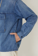 將圖片載入圖庫檢視器 BLUE BLUE WOVEN SELVAGE LIGHT DENIM BIG POCKET PULL PARKA
