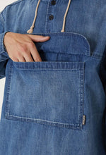 將圖片載入圖庫檢視器 BLUE BLUE WOVEN SELVAGE LIGHT DENIM BIG POCKET PULL PARKA
