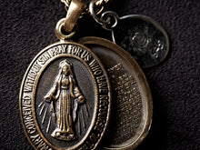 將圖片載入圖庫檢視器 BRASS MARIA LOCKET NECKLACE
