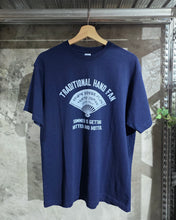 將圖片載入圖庫檢視器 EDWIN INDIGO TEE - HAND FAN
