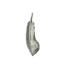 將圖片載入圖庫檢視器 Covert Feather Right Facing Pendant, Large

