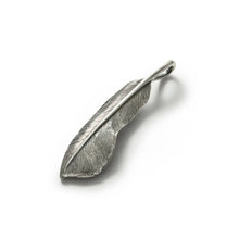 將圖片載入圖庫檢視器 Covert Feather Left Facing Pendant, Small
