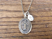 將圖片載入圖庫檢視器 BRASS MARIA LOCKET NECKLACE
