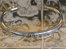 Load image into Gallery viewer, CIRCLE SILVER BANGLE -K10PEACE SIGN-
